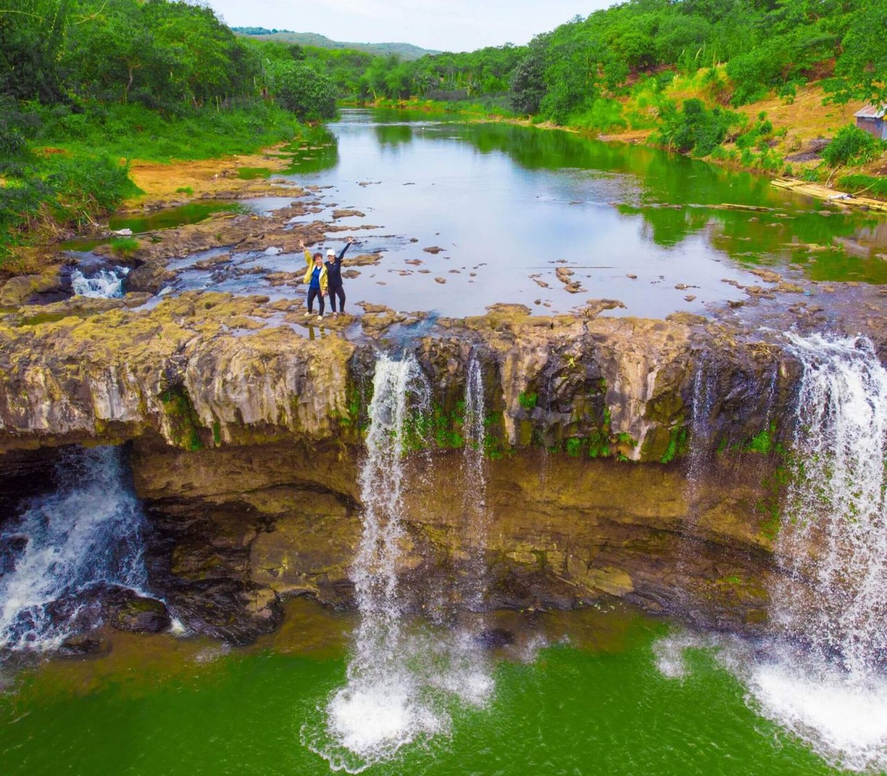 Aerial thác nước nhiều dòng giữa rừng nguyên sinh Bù Gia Mập