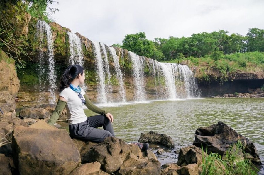 Du khách ngắm thác Bù Gia Mập